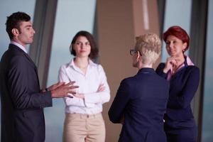 geschäftsleute gruppieren sich beim treffen in einem modernen, hellen büro foto