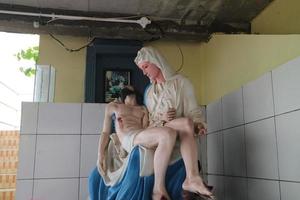 semarang, indonesien - 02. dezember 2021, redaktionelles bild der großen statue der jungfrau maria, die jesus am gebetsort von maria's cave, semarang, indonesien hält foto