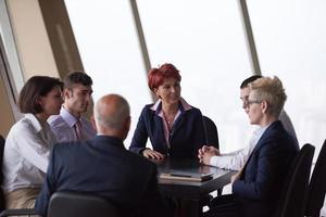 geschäftsleute gruppieren sich beim treffen in einem modernen, hellen büro foto