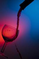 Wein gießt in ein Glas foto