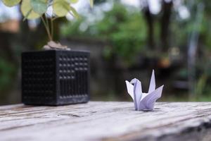 Es wird angenommen, dass der Origami-Vogel ein heiliger Vogel und ein Symbol für Langlebigkeit, Hoffnung, Glück und Frieden ist. foto
