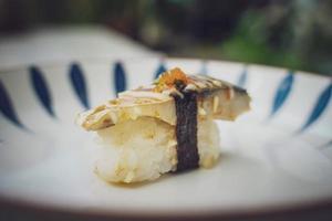 Thunfisch-Sushi ist ein einfaches japanisches Gericht. Die Meeresfrüchte sind köstlich. Sushi-Restaurant-Konzept. foto