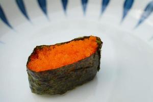 Garnelenrogen-Sushi ist ein einfaches japanisches Gericht. Die Meeresfrüchte sind köstlich. Sushi-Restaurant-Konzept. foto