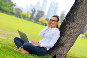 Frau mit Laptop im Park foto