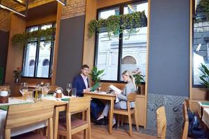 Geschäftspaar beim Abendessen foto