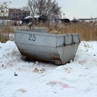 Mülleimer am Straßenrand im Winter mit Lippe Müllcontainer Winterschnee. Metallbehälter für Haushaltsabfälle foto