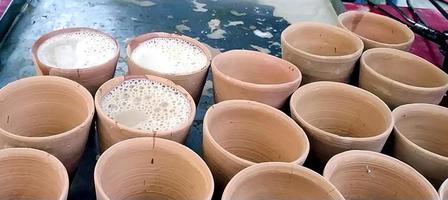 Nahaufnahme der Herstellung von indischem Tandoori-Milchtee oder Chai. selektiver Fokus foto