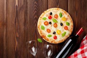 italienische Pizza und Rotwein