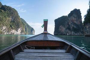 leiter der hölzernen langschwanzbootstour zu wunderschönen inseln. thailand-reise-bootsreise-konzept. foto