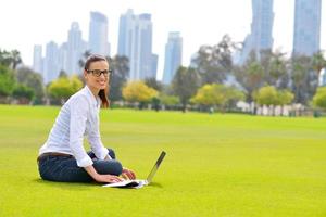 Frau mit Laptop im Park foto