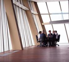 geschäftsleute gruppieren sich beim treffen in einem modernen, hellen büro foto