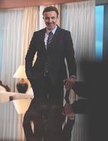 Porträt eines lächelnden CEO im modernen Büro im eleganten Anzug foto