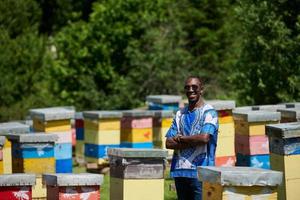 afrikanischer imker lokaler schwarzer honigproduzent foto