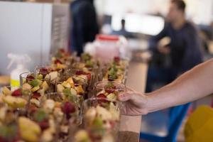 Softwareentwickler, der einen Obstsalat isst foto