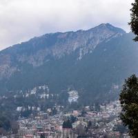 volle ansicht des naini-sees während der abendzeit nahe der einkaufsstraße in nainital, uttarakhand, indien, schöne ansicht des nainital-sees mit bergen und blauem himmel foto