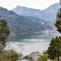 volle ansicht des naini-sees während der abendzeit nahe der einkaufsstraße in nainital, uttarakhand, indien, schöne ansicht des nainital-sees mit bergen und blauem himmel foto