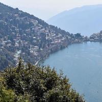 volle ansicht des naini-sees während der abendzeit nahe der einkaufsstraße in nainital, uttarakhand, indien, schöne ansicht des nainital-sees mit bergen und blauem himmel foto