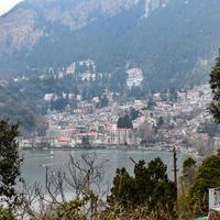 volle ansicht des naini-sees während der abendzeit nahe der einkaufsstraße in nainital, uttarakhand, indien, schöne ansicht des nainital-sees mit bergen und blauem himmel foto