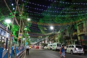 26. september 2022. kalkutta, westbengalen, indien. Die Kolkata-Straße wird aufgrund des berühmten Festivals Durga Puja beleuchtet foto