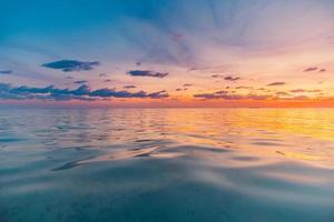 Nahaufnahme Meer Sandstrand. tolle Strandlandschaft. Inspirieren Sie den Horizont der tropischen Strandlandschaft. abstrakt golden sonnenuntergang himmel ruhe ruhig entspannend sonnenlicht sommer freiheit. urlaub reisen urlaub natur foto