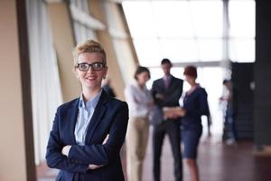 Geschäftsleute Gruppe, Frau als Teamleiterin vorne foto