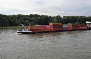 köln, nrw, deutschland, 2021 - zahlreiche bunte container an einer dockingstation am rhein. foto