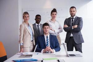 geschäftsleutegruppe im büro foto