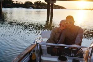 verliebte paare haben romantische zeit auf dem boot foto