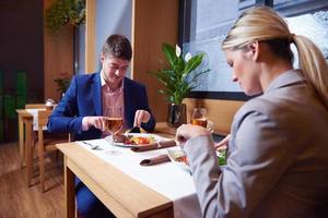 Geschäftspaar beim Abendessen foto