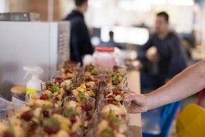 Softwareentwickler, der einen Obstsalat isst foto