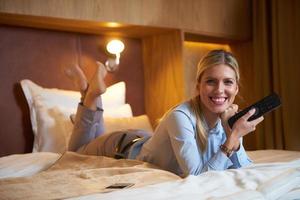 junge Geschäftsfrau, die sich im Hotelzimmer entspannt foto