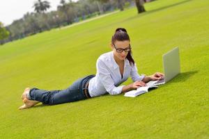 Frau mit Laptop im Park foto