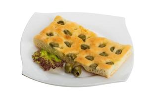 Olivenbrot auf dem Teller und weißem Hintergrund foto