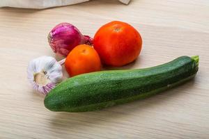 zucchini auf hölzernem hintergrund foto