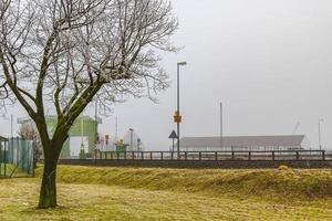 düstere kalte winterlandschaft mit frost und nebel bremerhaven deutschland. foto