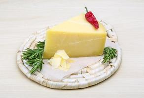 Parmesan-Käse auf Holzbrett und weißem Hintergrund foto