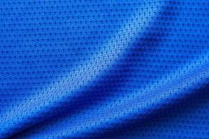 blauer stoff sportbekleidung fußball trikot mit air mesh textur hintergrund foto