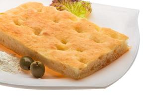 Olivenbrot auf dem Teller und weißem Hintergrund foto