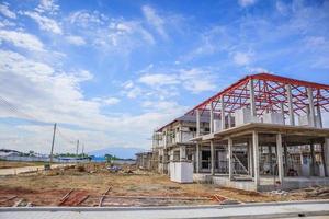 Bau neues Wohnhaus im Gange auf der Baustelle foto