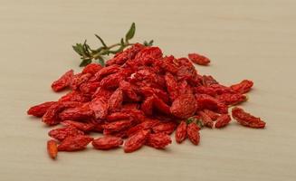 Goji-Beere auf Holzhintergrund foto