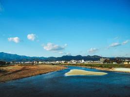 Ansicht des kleinen Dorfes in Japan mit schönem Hintergrund des blauen Himmels foto