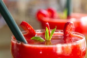 kalter Cocktail mit Erdbeerfrüchten foto