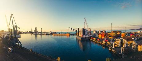 batumi, georgia, 2021 - frachtschiff im seehafen batumi angedockt mit beladenem container. seetransport im kaukasus des schwarzen meeres foto