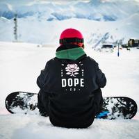 gudauri, georgia, 2022 - mann snowboarder trägt dope kleidung im winterresort. Winterbekleidung und -abnutzung im verschneiten Freien foto
