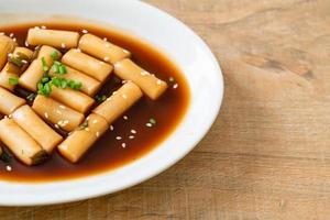 würziger jjajang tteokbokki oder koreanischer reiskuchen in würziger schwarzer bohnensauce foto