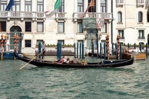 venedig, italien - 12. oktober 2014. gondoliere, der menschen in venedig überfährt foto