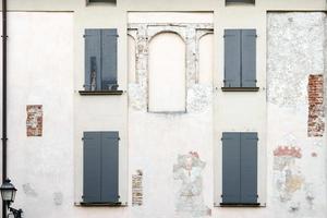 sarnico, italien - 12. oktober 2014. altes verblasstes wandbild an einer wand in sarnico foto