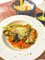 weißer Teller mit vegetarischer Gourmet-Gerichtsmahlzeit im Restaurant Mexiko. foto