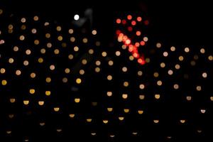 goldene rote dfocus abstrakte Bokeh-Lichteffekte auf der nachtschwarzen Hintergrundtextur foto