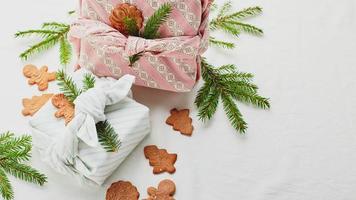 weihnachtliche umweltfreundliche geschenkverpackung im traditionellen japanischen furoshiki-stil, umweltfreundliche geschenkverpackung und null-abfall-konzept foto